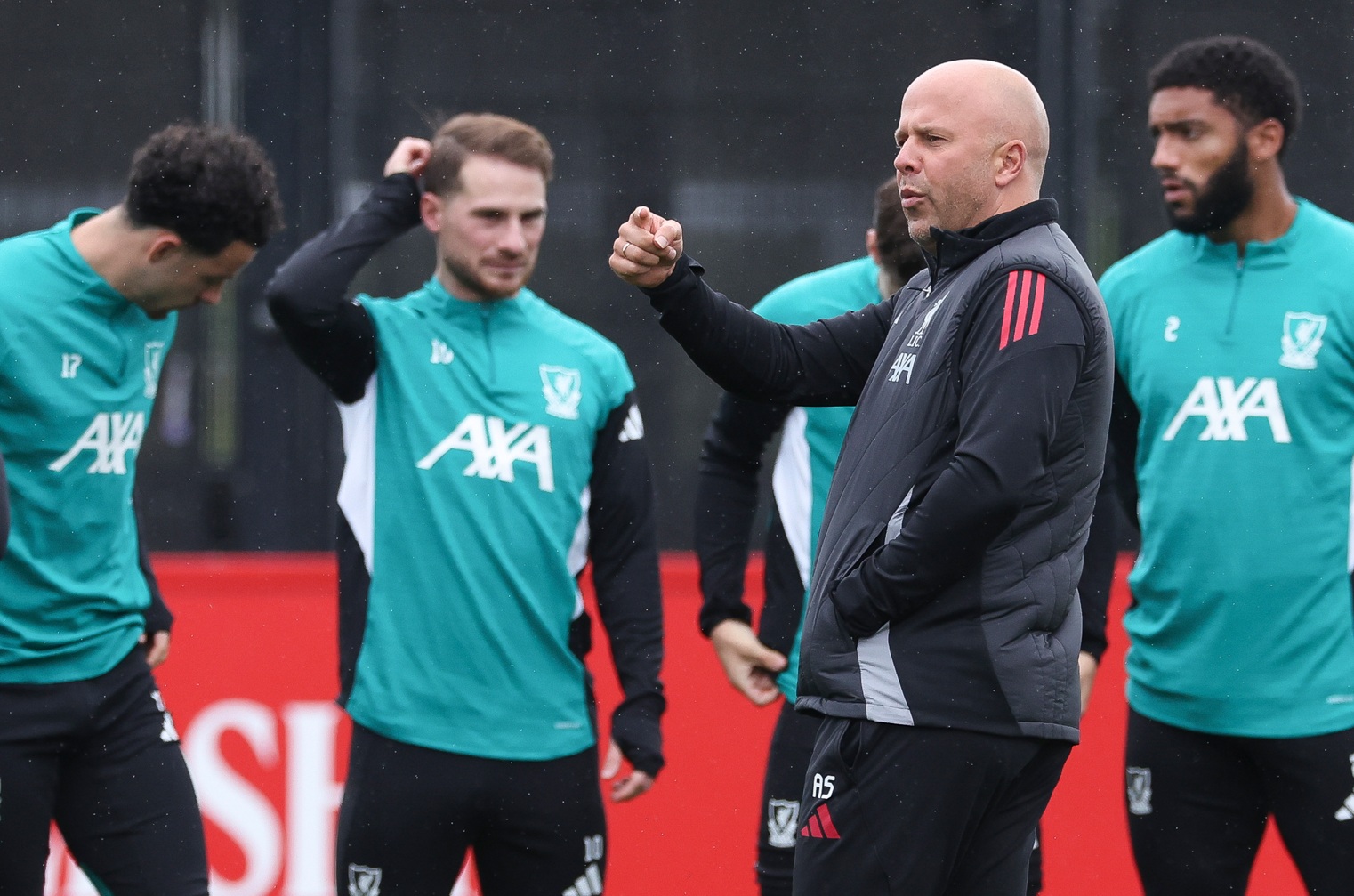 Arne Slot coaches Alexis Mac Allister