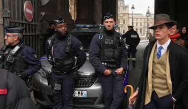 Mystery man photographed after Louvre jewel heist creates online buzz