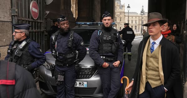 Mystery man photographed after Louvre jewel heist creates online buzz