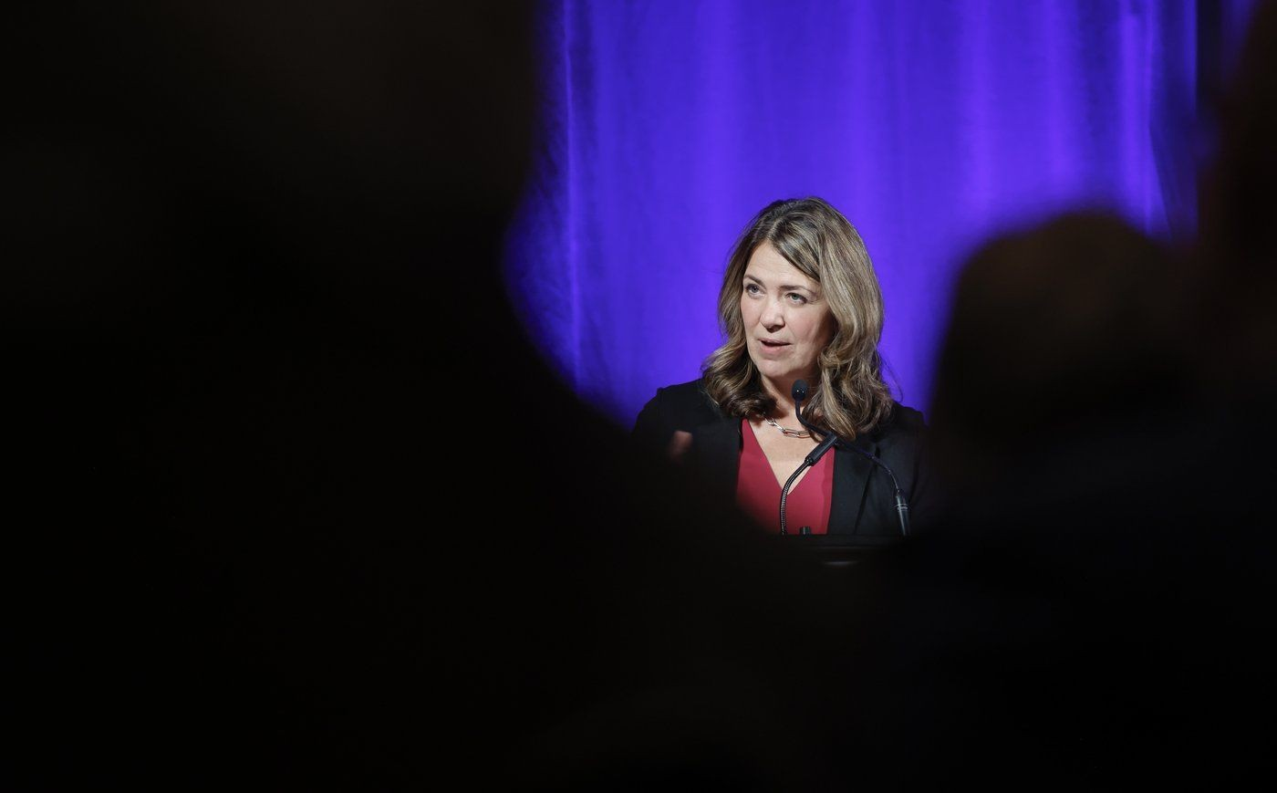 Report into Alberta Health Services contracts finds conflicts widely known