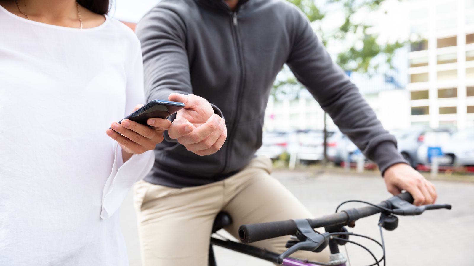 46 people arrested as Met Police disrupts crime network suspected of smuggling up to 40,000 stolen phones to China | UK News