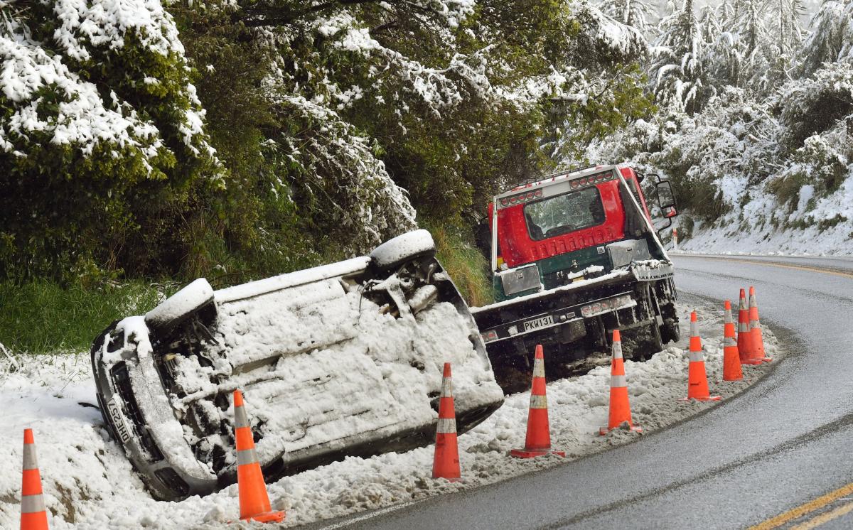 'Frozen in fear': Police, tow truck among hundreds stuck on SH1