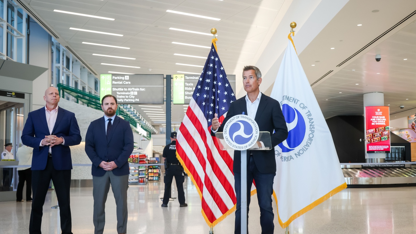 Government shutdown disrupts flights, air traffic control : NPR