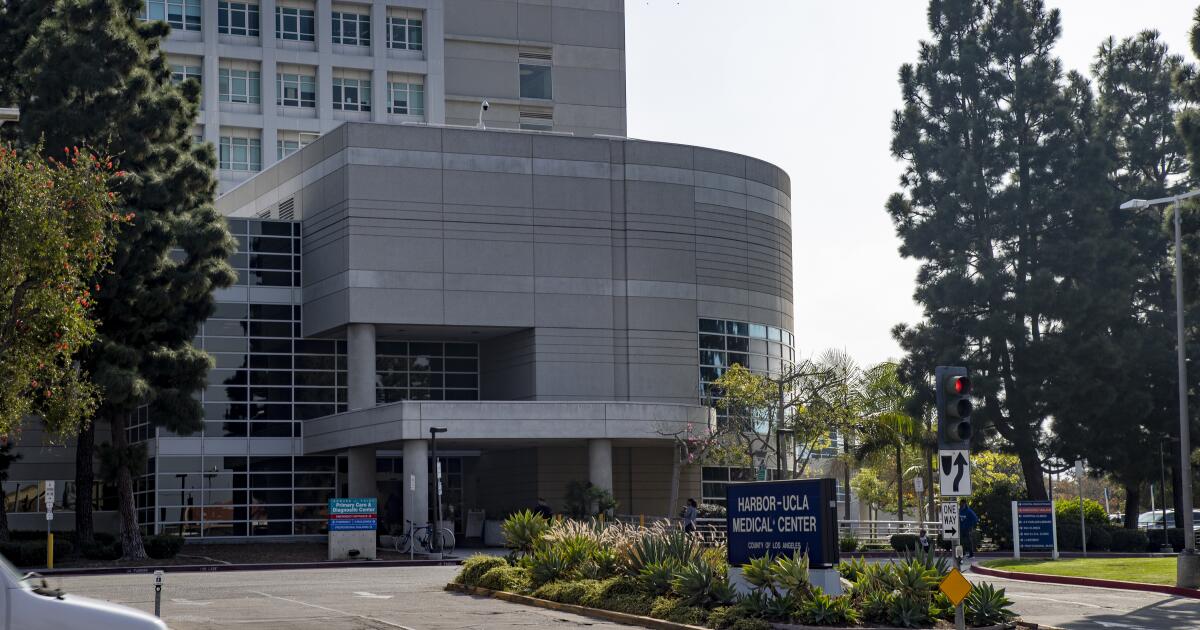 Federal agents held, shackled a seriously injured man to hospital bed for 37 days without explaining why