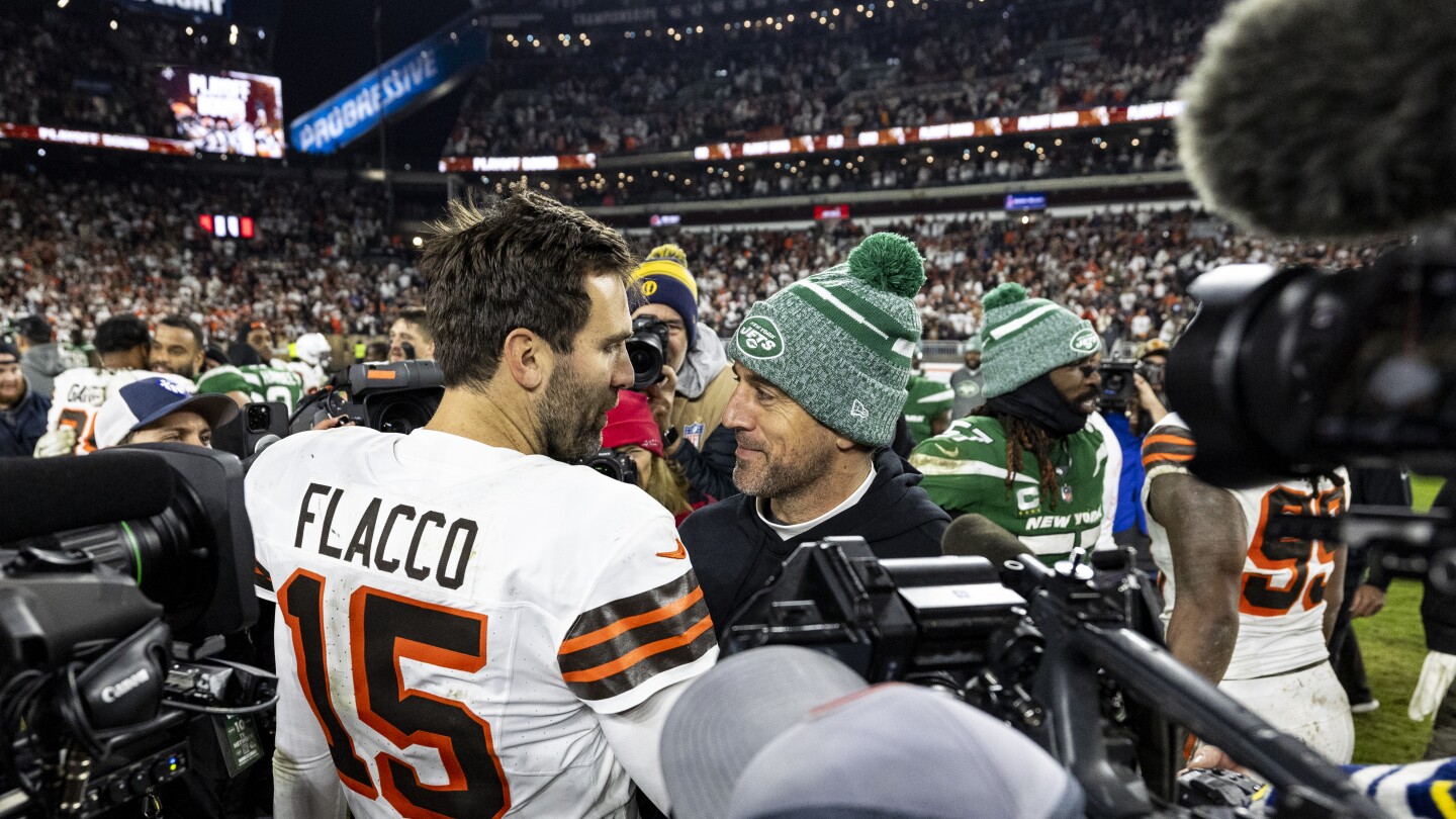 Aaron Rodgers, Joe Flacco brings a rare matchup of 40-year-old quarterbacks