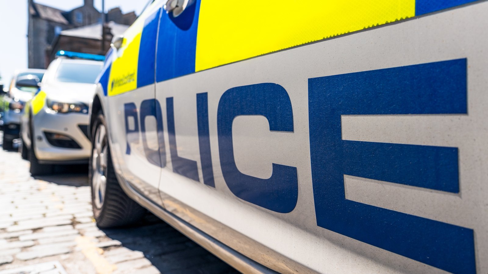 Manhunt in UK after two prisoners mistakenly released