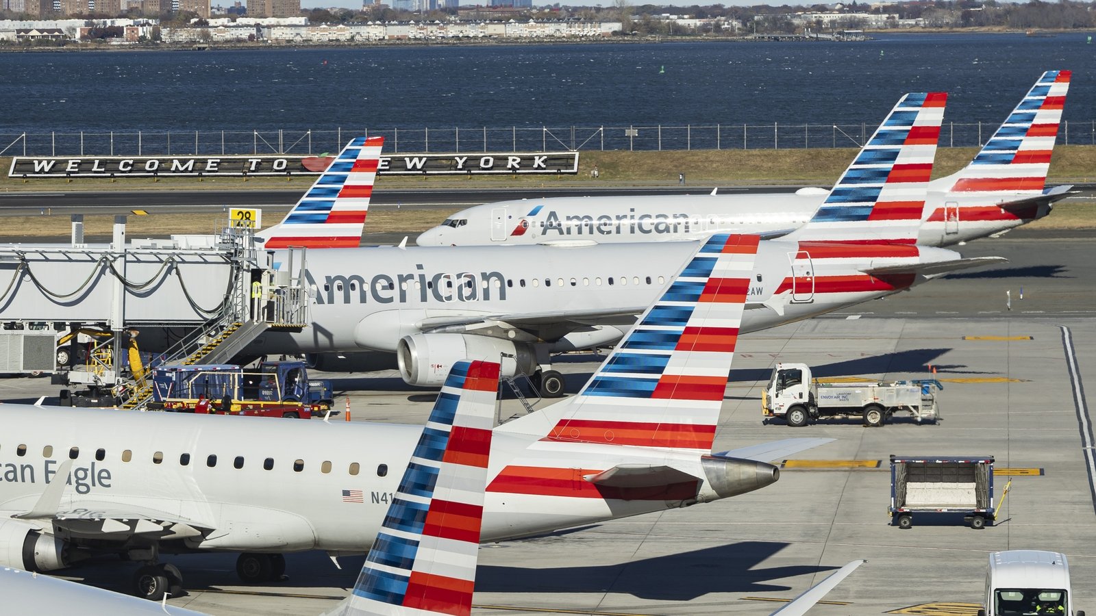 US announces flight capacity cut amid govt shutdown