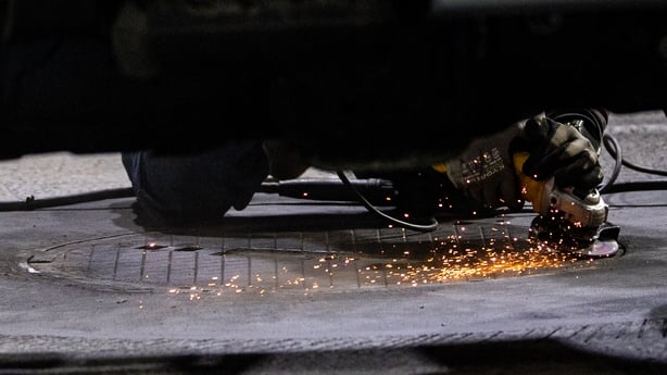 LAS VEGAS, NEVADA - NOVEMBER 20: The loose manhole is repaired during practice ahead of the F1 Grand Prix of Las Vegas at Las Vegas Strip Circuit on November 20, 2025 in Las Vegas, United States. (Photo by Kym Illman/Getty Images)