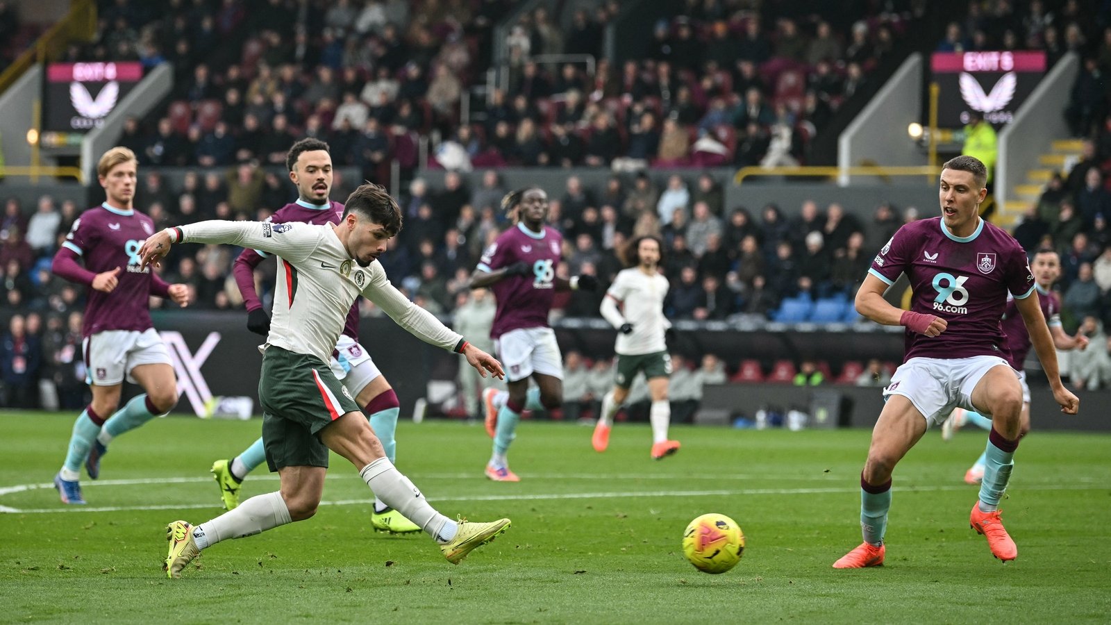 Chelsea close gap on Arsenal with 2-0 win at Burnley