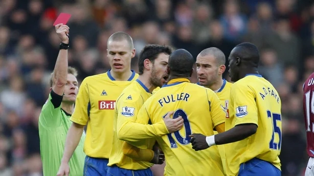 Stoke City's Jamaican player Ricardo Fuller (C) is sent off by referee Michael Jones (L) for violent conduct against his team mate Andy Griffin during a Premiership football match against Westham at Upton Park in London, on December 28, 2008. AFP PHOTO/IAN KINGTON FOR EDITORIAL USE ONLY Additional l