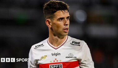 Oscar looks on while playing in a Copa Libertadores match for Sao Paulo at Talleres in 2025