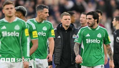 Eddie Howe and his players walk off following Newcastle United's defeat by West Ham at the London Stadium