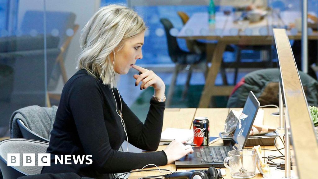 UK unemployment rate rises to 5% as jobs market weakens