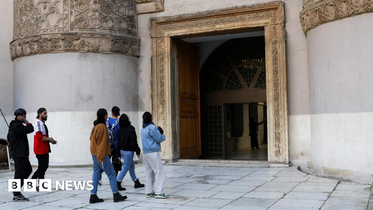 People visit the National Museum in Damascus after it reopened (9 January 2025)