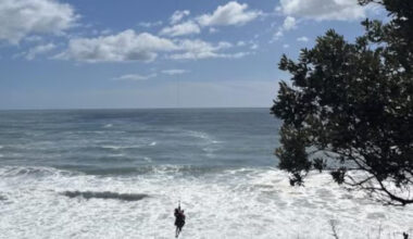SunLive - Helicopter winches three in Whiritoa Beach rescue