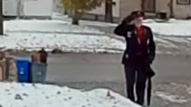 Mystery man caught on camera leaving Canadian flag, saluting outside Kitchener home on Remembrance Day
