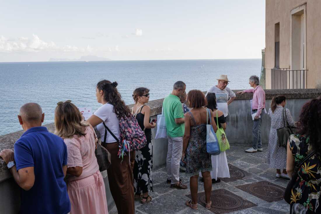 A group of visitors takes part in a guided tour of the Rione Terra in Pozzuoli. The Rione Terra, the city’s oldest historic district, sits on a promontory overlooking the port. Its narrow streets, ancient buildings, and historic squares offer a glimpse into the city’s long and rich past, reflecting centuries of urban life in this remarkable coastal area. The district was evacuated on March 2, 1970, due to bradyseism events, and its inhabitants never returned to their expropriated homes, being relocated to neighboring municipalities