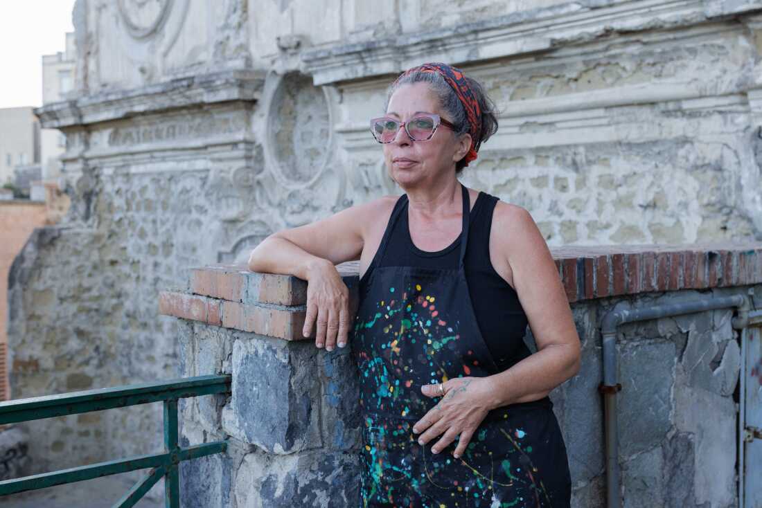 Pina Testa is an artist who lives and works in Pozzuoli. Her works feature volcanoes, fire and the local natural environment