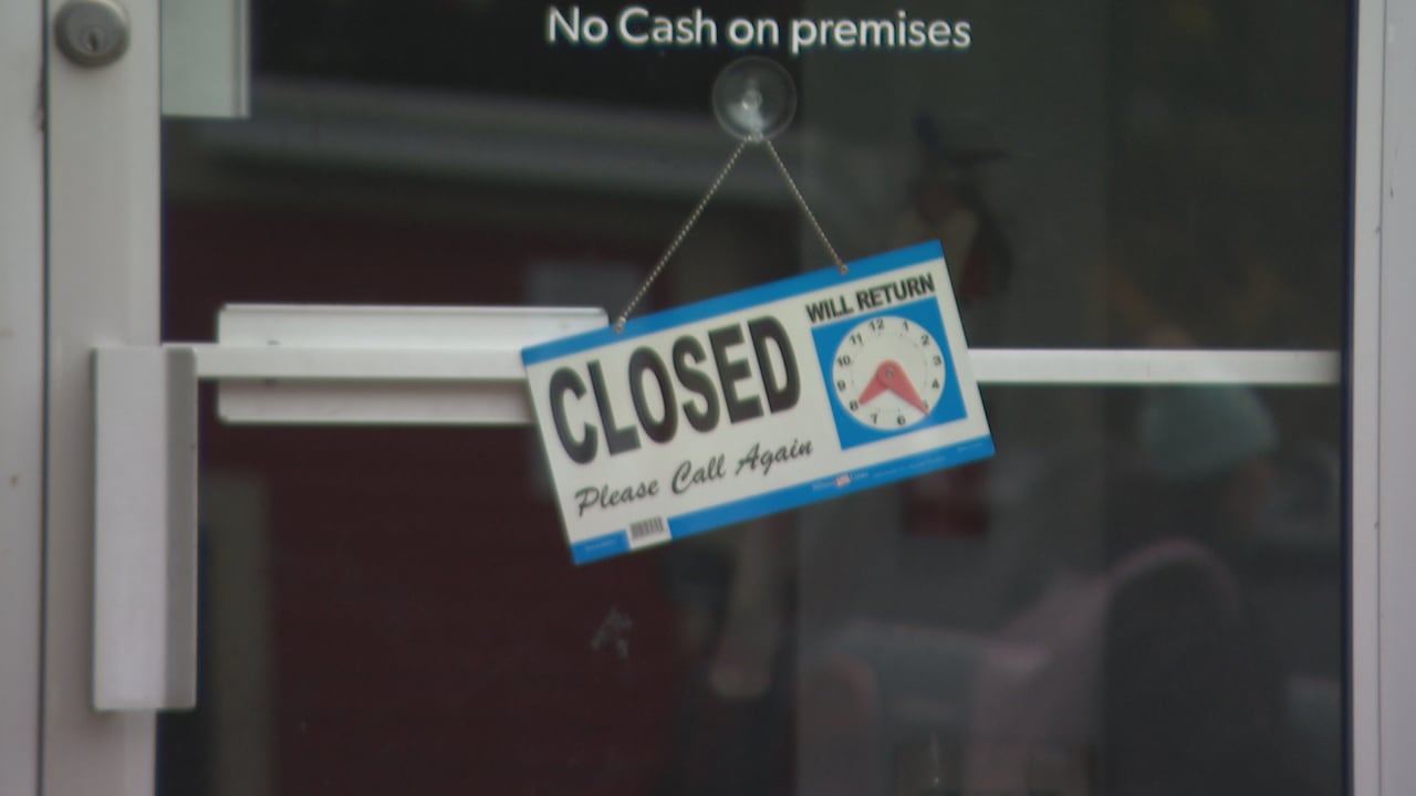 A closed sign on a door