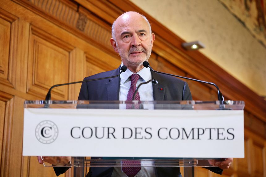 Pierre Moscovici, France's First President of the French Court of Auditors, presents a report during a press conference at the France's supreme audit institution in Paris, France, November 6, 2025.