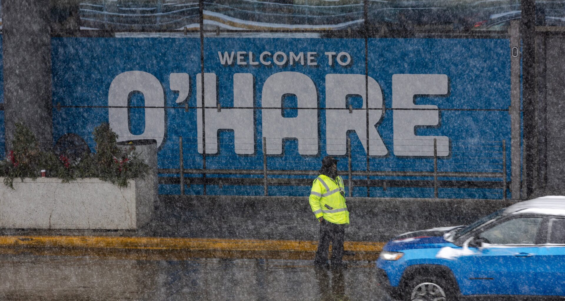 Post-Thanksgiving storm: Airlines ax 2,500 flights, roll out waivers