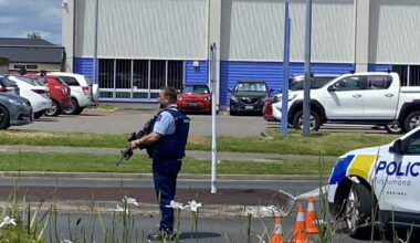 SunLive - Person arrested after lockdown in Katikati