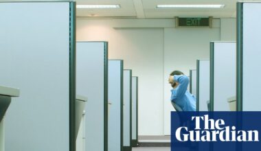 ‘The whole thing stinks’: outsourced ATO call centre workers shocked by conditions as callers complain about inexperienced staff | Tax
