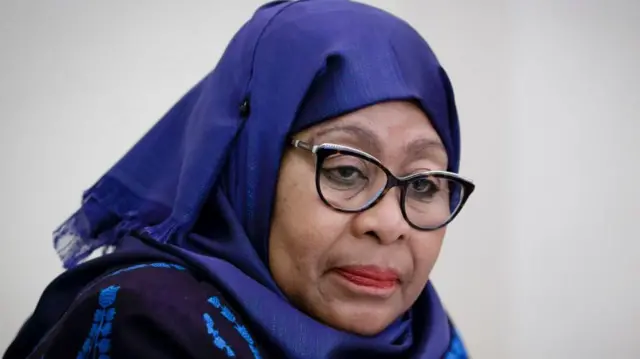 Samia Suluhu Hassan wear blue headscarf and glasses 