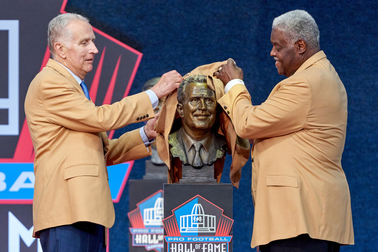 NFL former commissioner and 2020 Class member Paul Tagliabue and presenter Art Shell  unveil the bust of Tagliabue.