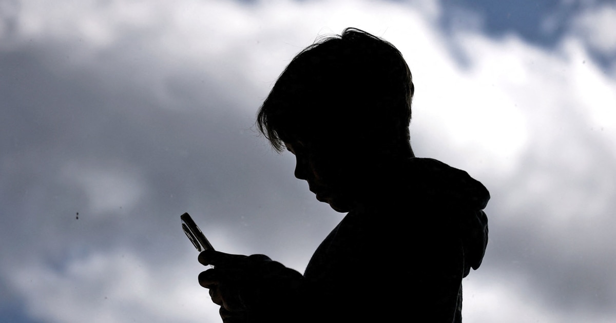 Under-16s lose access to Instagram and Facebook in Australia ahead of landmark social media ban