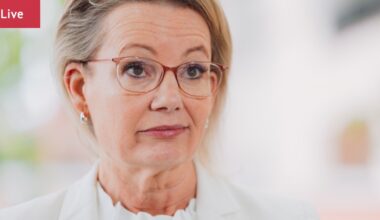 Sussan Ley’s leadership slammed by Sarah Henderson; Nancy Pelosi to retire from US politics; Sudan’s El Fasher massacre revealed