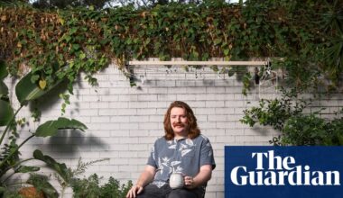 As record numbers leave New Zealand, why are most people choosing Australia? | New Zealand