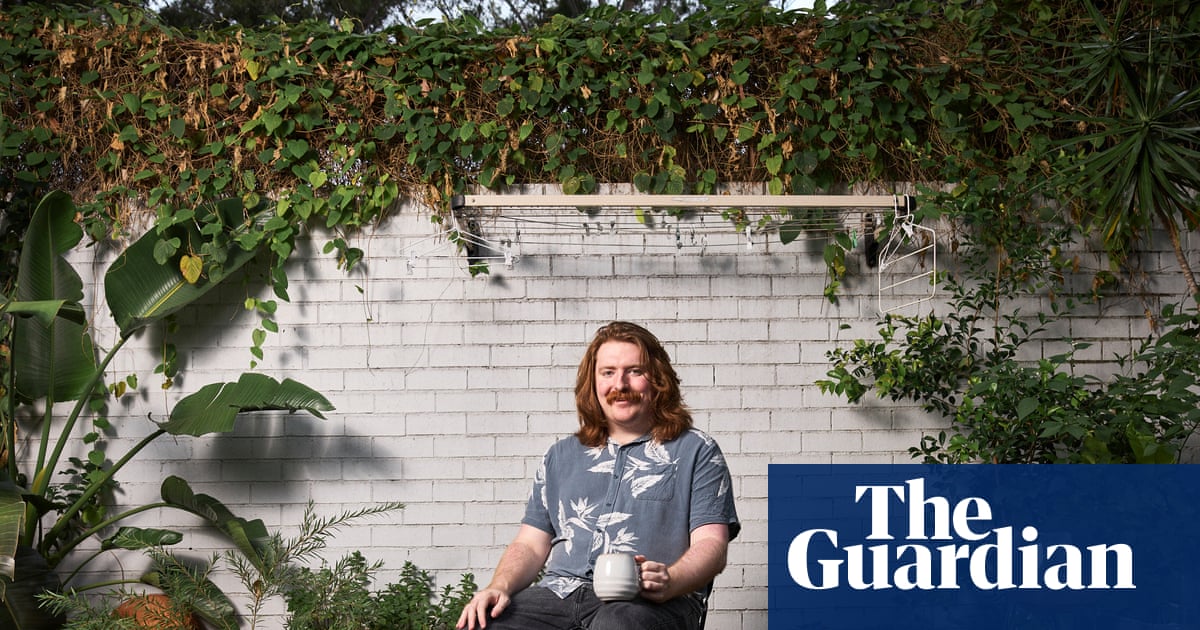 As record numbers leave New Zealand, why are most people choosing Australia? | New Zealand