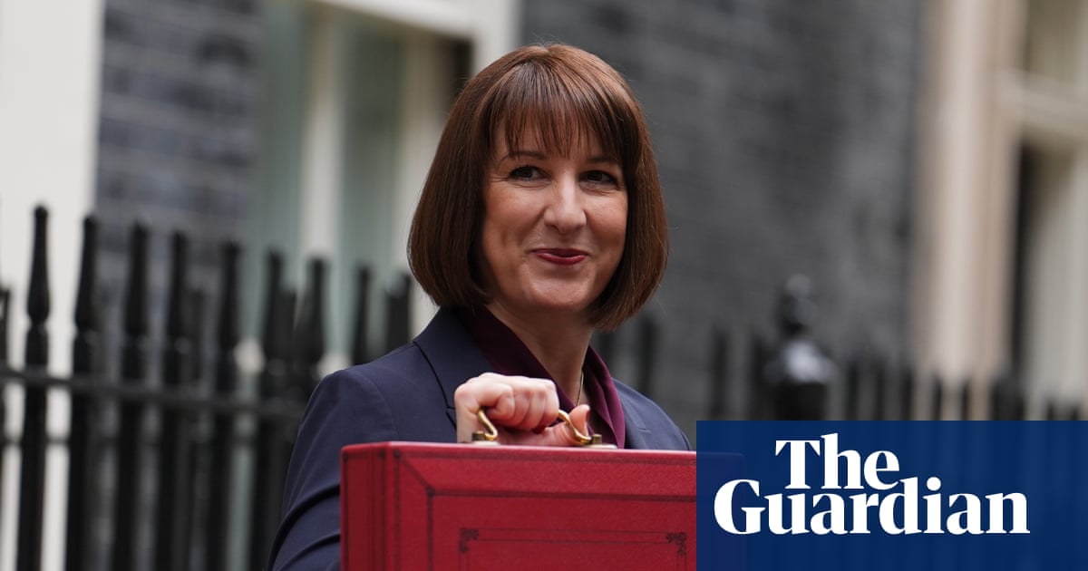Voters could abandon centrist parties if budget fails, warns former cabinet secretary | Budget 2025