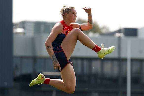 Tayla Harris kicks a goal.