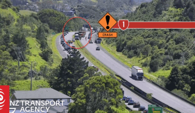 Truck crash blocks lanes in both directions on Auckland motorway