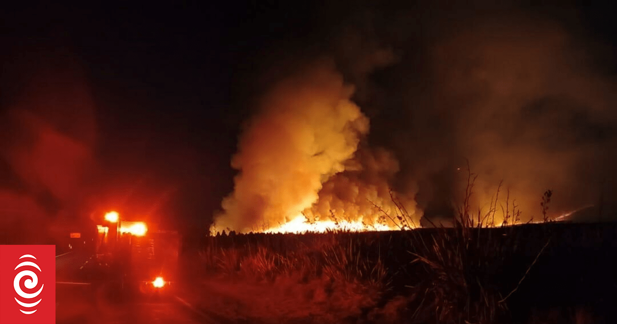 Firefighters return to out-of-control wildfire in Tongariro National Park