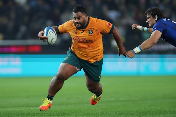 Taniela Tupou of Australia gets past Andrea Zambonin