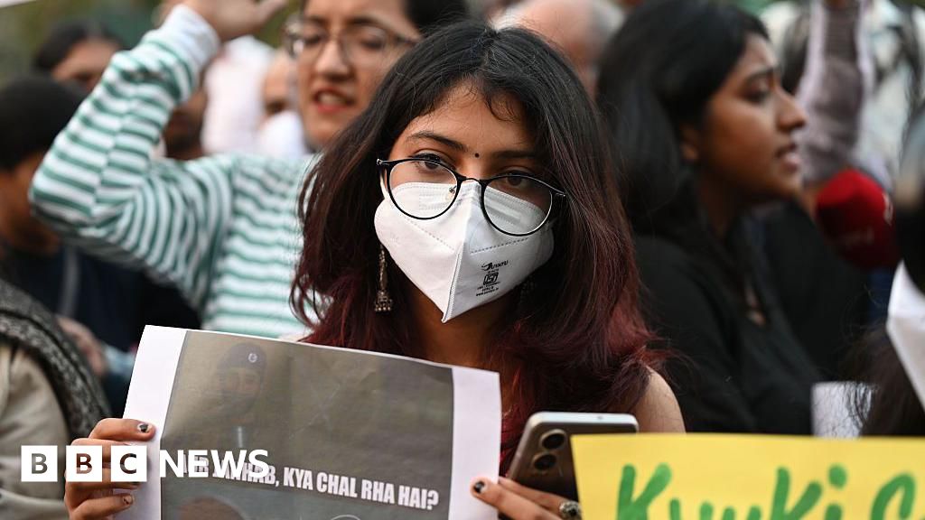 Hundreds protest in Delhi against toxic air