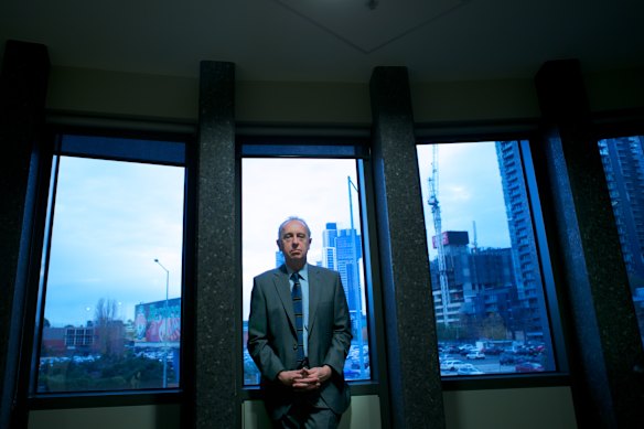 Emiturus Professor Stephen Cordner, an expert in forensic medicine, wants a public review into shaken baby syndrome.