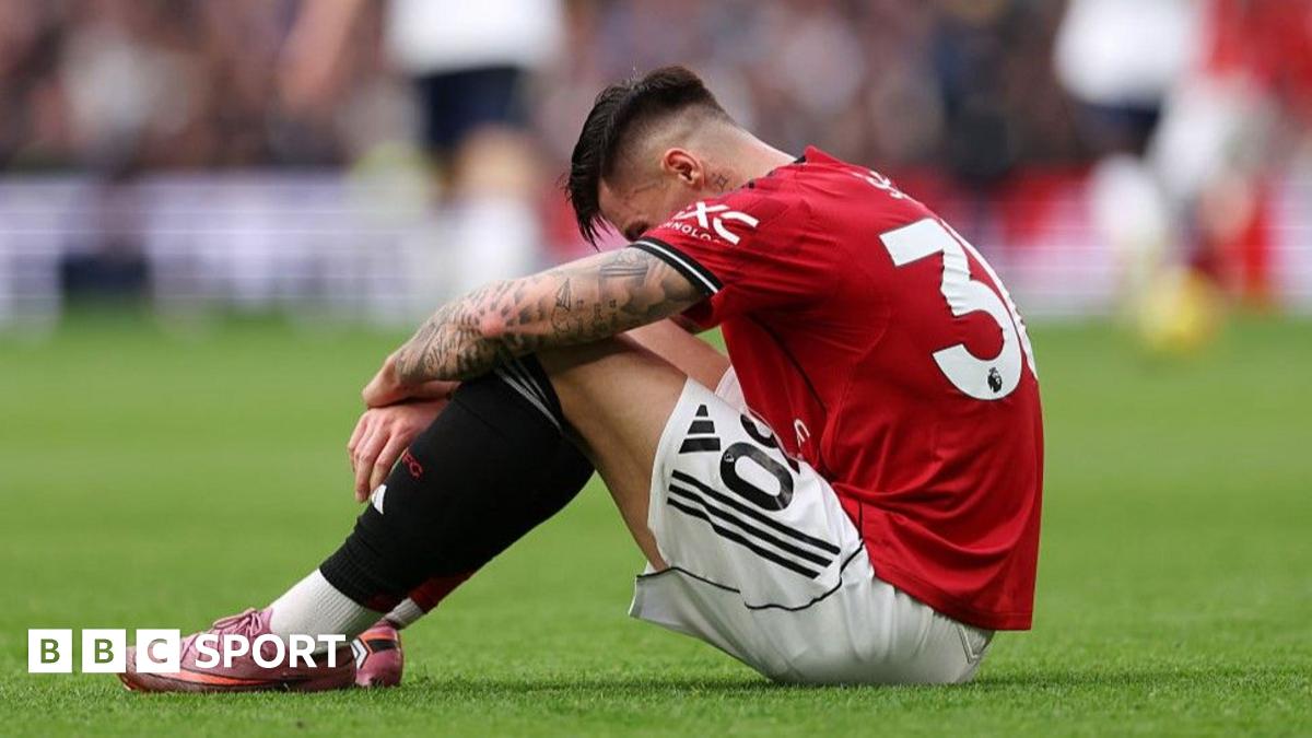 Manchester United striker Benjamin Sesko after suffering a knee injury at Tottenham
