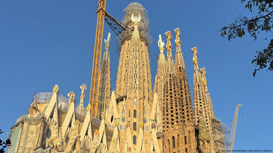 Sagrada Familia becomes world's tallest church – DW – 10/30/2025