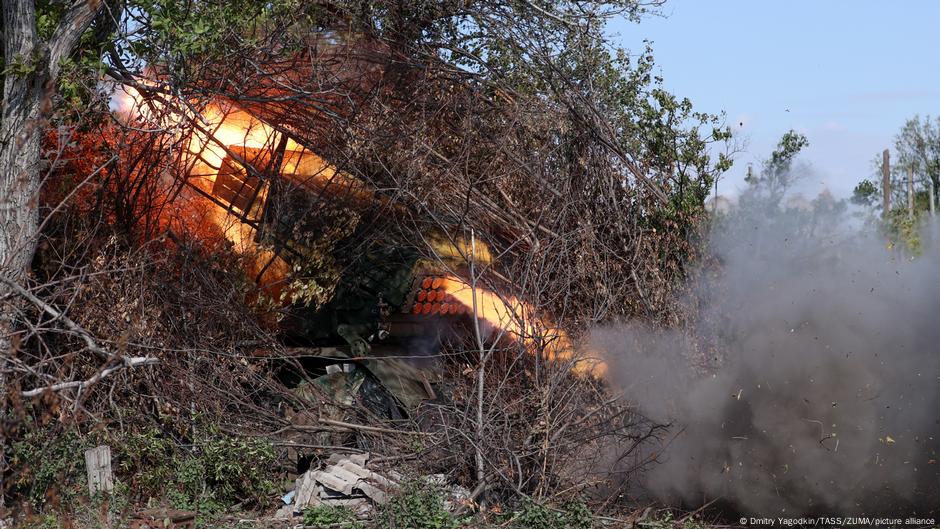 Ukraine's Zelenskyy visits troops near threatened Pokrovsk – DW – 11/04/2025