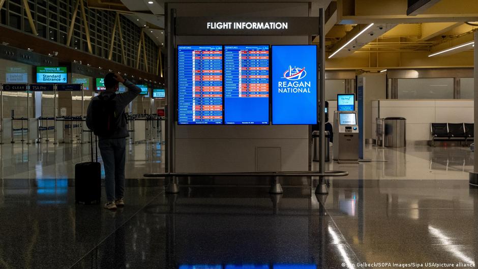 US airlines ground hundreds of flights for second day – DW – 11/09/2025