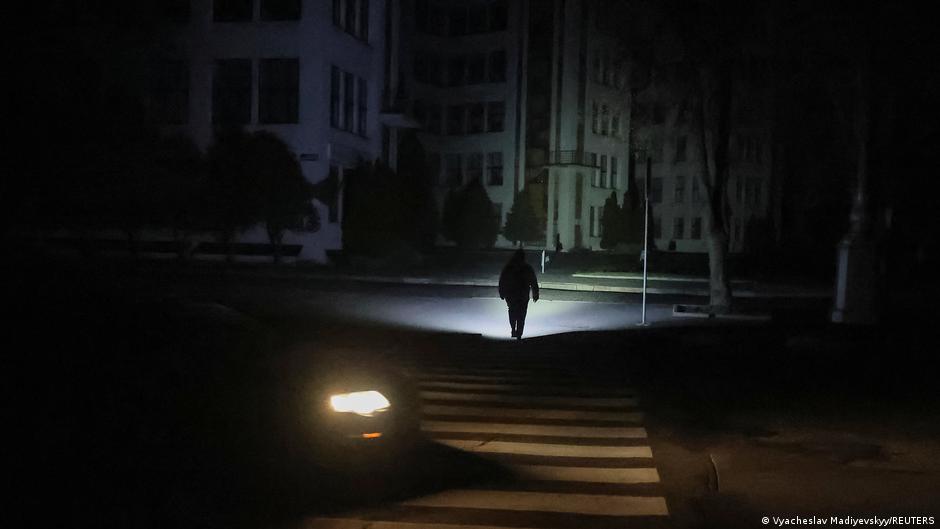 Ukraine hits Russian energy, leaving thousands without power – DW – 11/10/2025