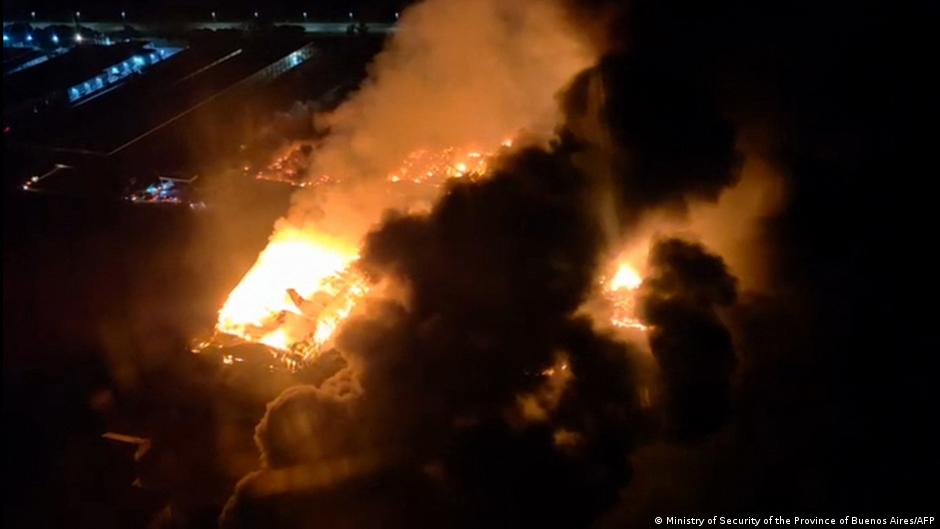 'Huge' explosions rock industrial complex – DW – 11/15/2025