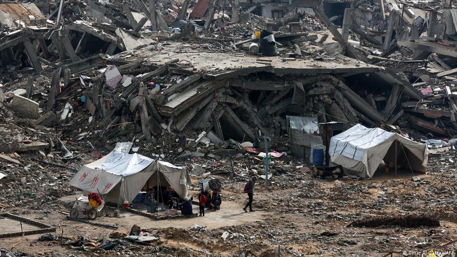 Shadowy organization flies Palestinians out of Gaza – DW – 11/18/2025