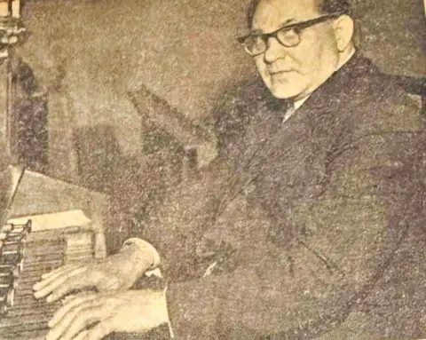 Helen Duncan Walter Hambock looking at the camera in a black and white photo, sitting at an organ.