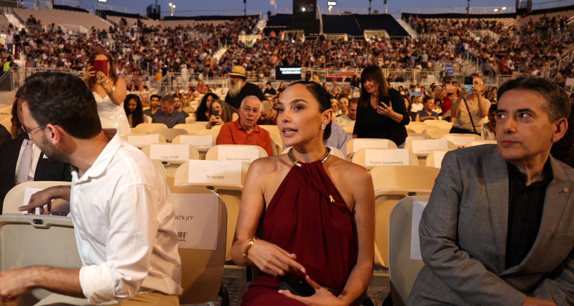 Gal Gadot wins Genesis Prize for her ‘defense of Israel’ as Gaza war divides Hollywood – The Forward