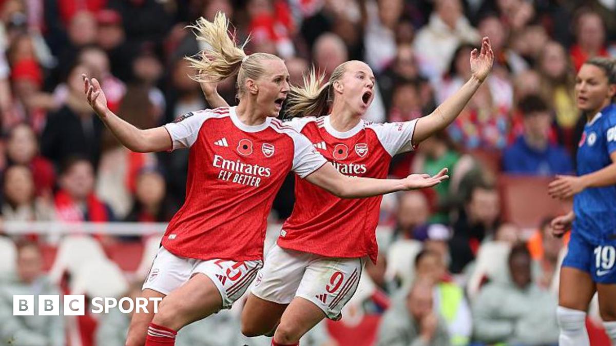 Stina Blackstenius and Beth Mead of Arsenal complain about a refereeing decision